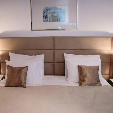 Slavija Lux Hotel 3*