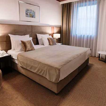 Slavija Lux Hotel 3*